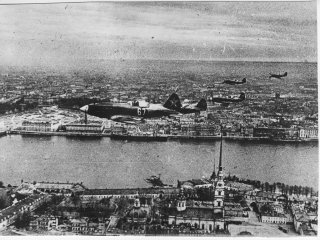 В небе Ленинграда. Неизвестный автор. Дата съемки: 1941 - 1945 Источник МАММ / МДФ